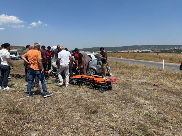 Kavşakta iki otomobil çarpıştı: 1 ölü, 5 yaralı