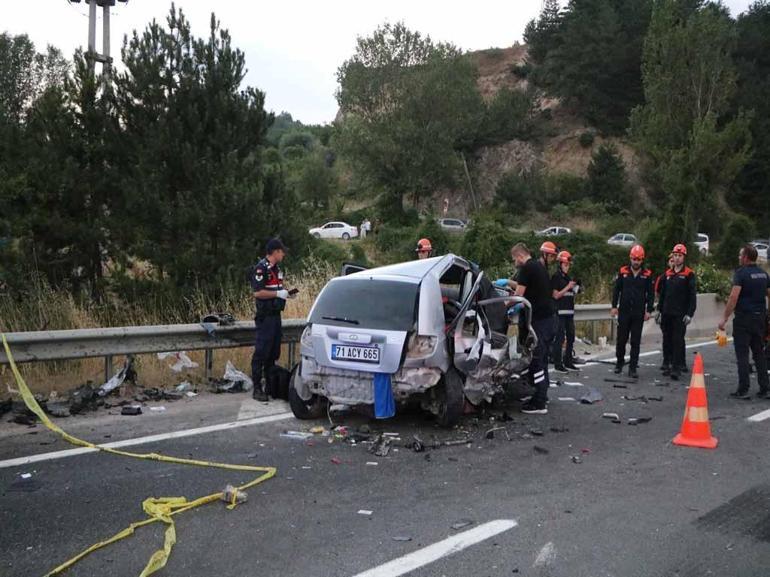 Karşı şeride geçen otomobil, başka bir otomobille çapıştı: 1 ölü, 2 ağır yaralı