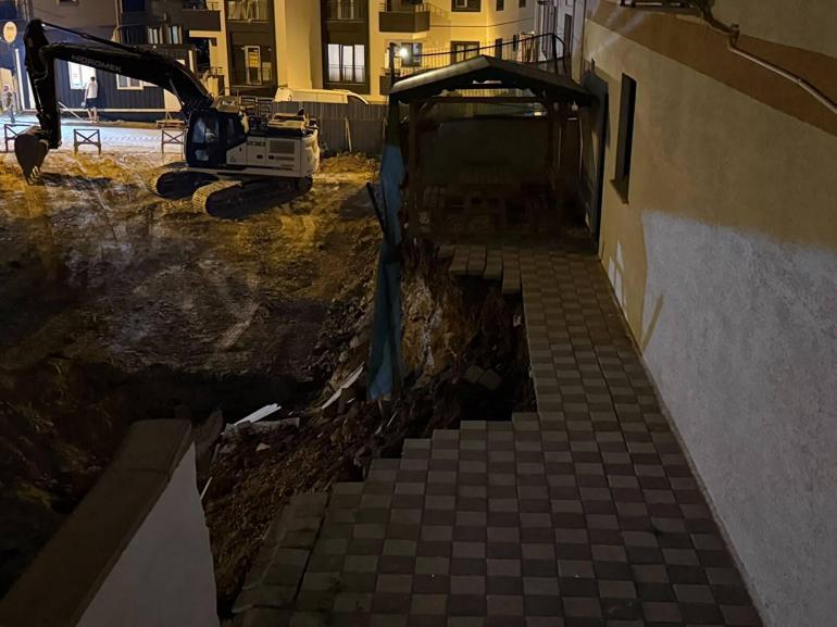 Çekmeköyde inşaatın istinat duvarı çöktü; 5 katlı bina tahliye edildi