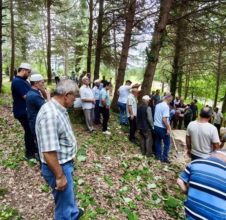 30 yıllık çift, aynı gün yaşamını yitirdi, yan yana defnedildi