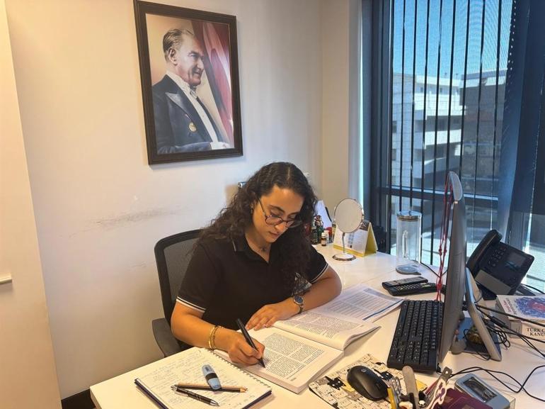 Annesi kanserle mücadele eden Türkiye 37’ncisi Hiranur’un hedefi tıp fakültesi