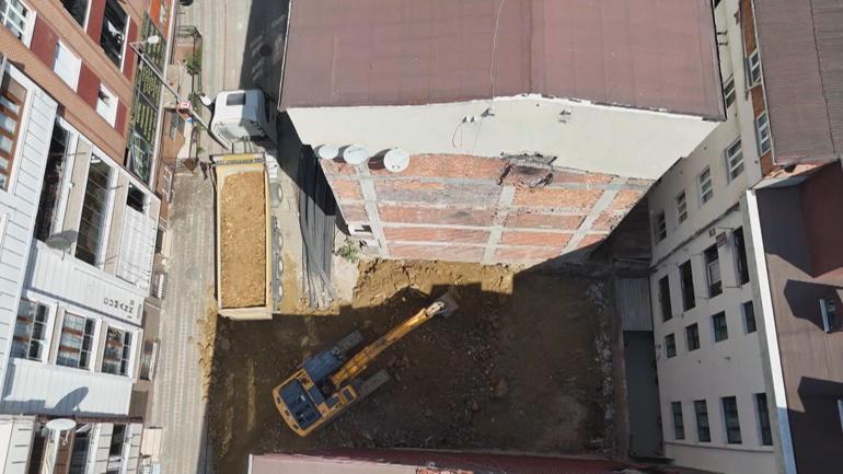 Sultangazi’de temel kazısı sırasında 2 bina tahliye edildi