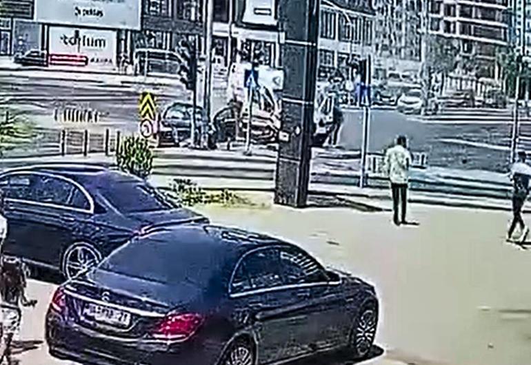 Mersin’de ambulans ile otomobilin çarpışması kamerada; 3’ü sağlık çalışanı 5 yaralı