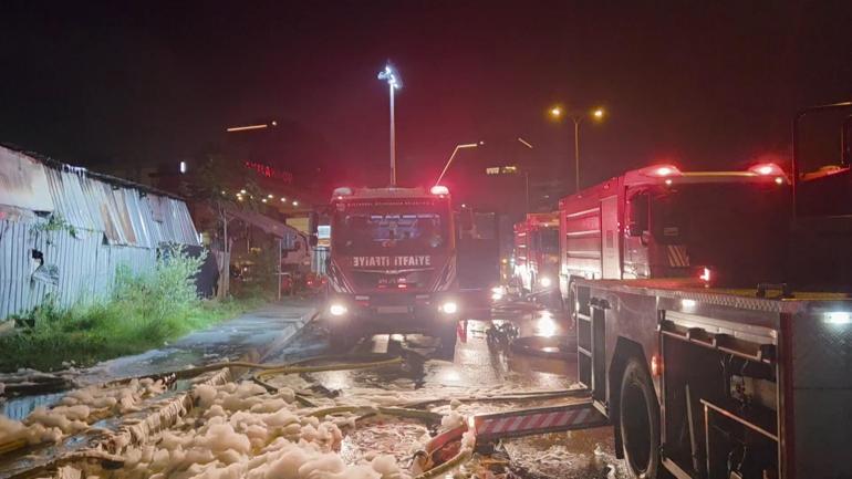 Başakşehir İkitelli Organize Sanayi Bölgesinde iş yerinde çıkan yangın söndürüldü