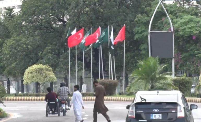 Pakistan, Mekke Ortak Savunma Anlaşmasını kutluyor; sokaklar Türkiye ve Suudi Arabistan bayraklarıyla süslendi