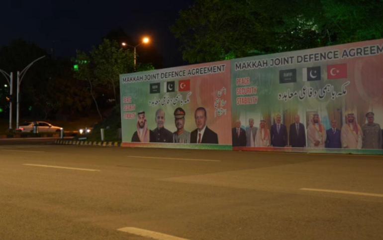 Pakistan, Mekke Ortak Savunma Anlaşmasını kutluyor; sokaklar Türkiye ve Suudi Arabistan bayraklarıyla süslendi