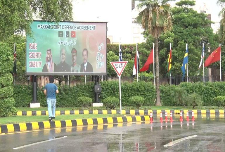 Pakistan, Mekke Ortak Savunma Anlaşmasını kutluyor; sokaklar Türkiye ve Suudi Arabistan bayraklarıyla süslendi