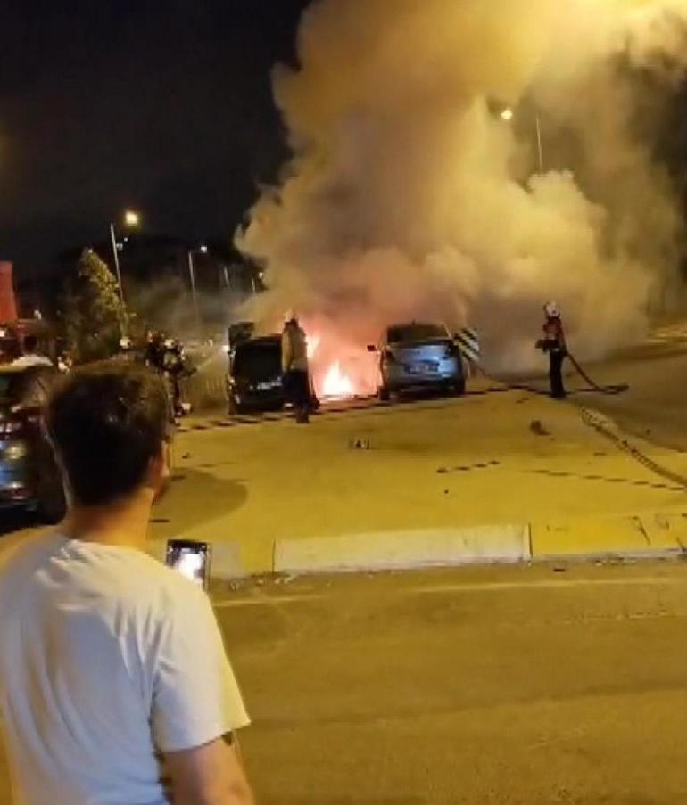 Sultanbeyli’de park halindeki araçlara çarpan otomobil alev aldı; kaçan sürücü yakalandı