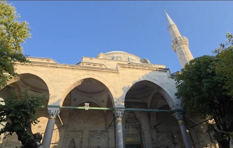Fatihte camide 450 bin TLnin bulunduğu çantanın çalındığı anlar kamerada