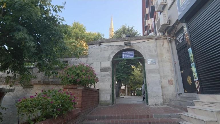 Fatihte camide 450 bin TLnin bulunduğu çantanın çalındığı anlar kamerada