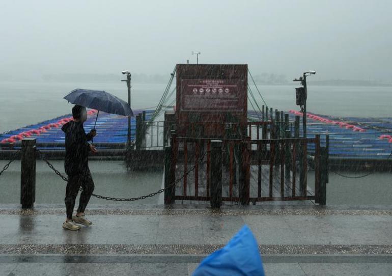 Çinde ‘Dolphin Tayfunu’ nedeniyle yaklaşık 390 bin kişi tahliye edildi