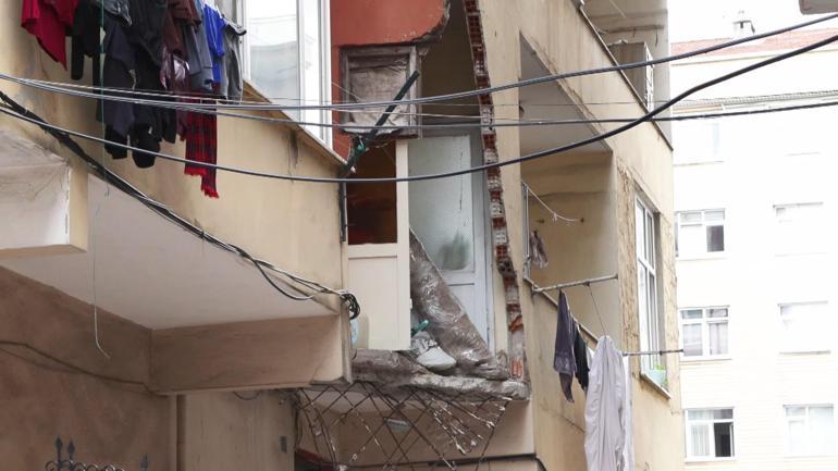 Güngören’de balkonu çöken 5 katlı bina tahliye edildi: Ses geldi bir baktık ki ortalık toz duman olmuş