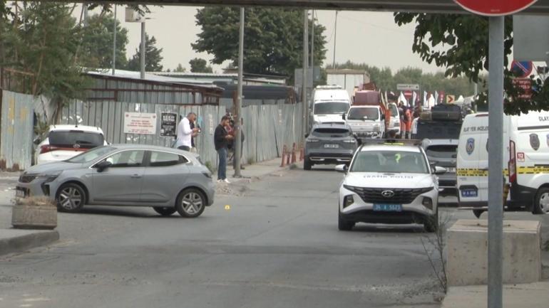 Fatihte polise bıçakla saldırı kamerada; ayağından vurularak yakalandı