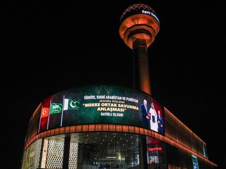 Cumhurbaşkanlığı İletişim Başkanlığı’ndan Mekke Anlaşmasına özel kampanya: Ankara ve İstanbulun simgeleri aydınlatıldı
