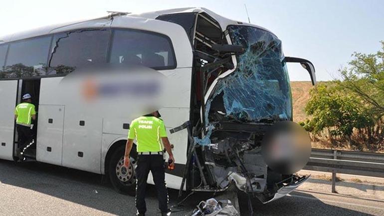 Yolcu otobüsü, kamyona arkadan çarptı: 1 ölü, 7 yaralı