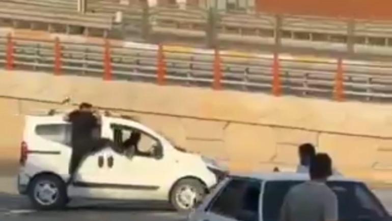 Kavga ettiği kardeşinin aracına tutunup, camdan girmeye çalıştı