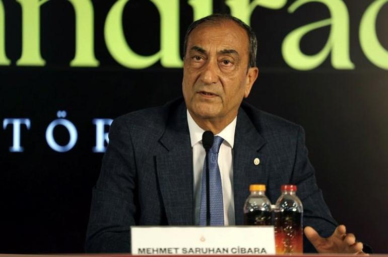 Galatasarayda voleybol takımının yeni transferi Efe Mandıracı için imza töreni düzenlendi