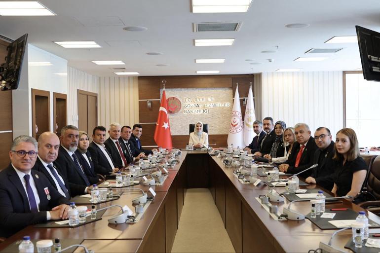 Bakan Göktaş, şehit aileleri ve gazilerle bir araya geldi