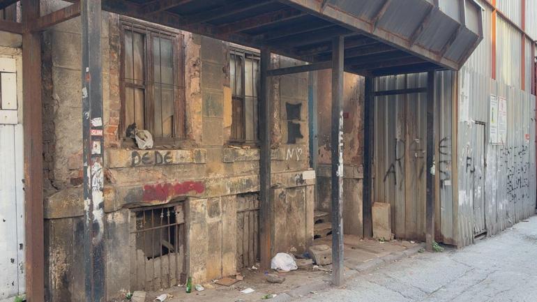 Beyoğlunda komşusunu bıçakla öldürüp kötü koku geliyor diye ihbarda bulundu