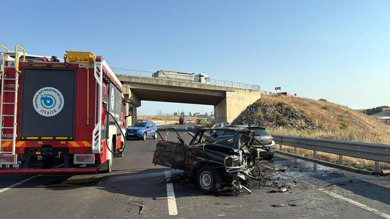 İki otomobilin çarpıştığı kazada araçlardan birinde yangın çıktı: 1 ölü, 2 yaralı