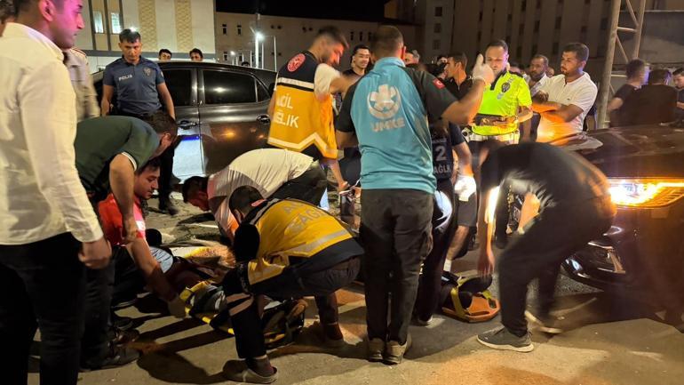 Otomobil, park halindeki 2 araca çarpıp devrildi; 4 yaralı