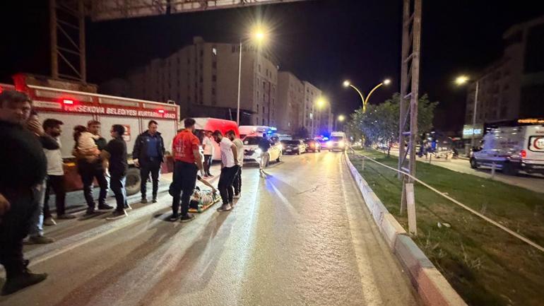 Otomobil, park halindeki 2 araca çarpıp devrildi; 4 yaralı