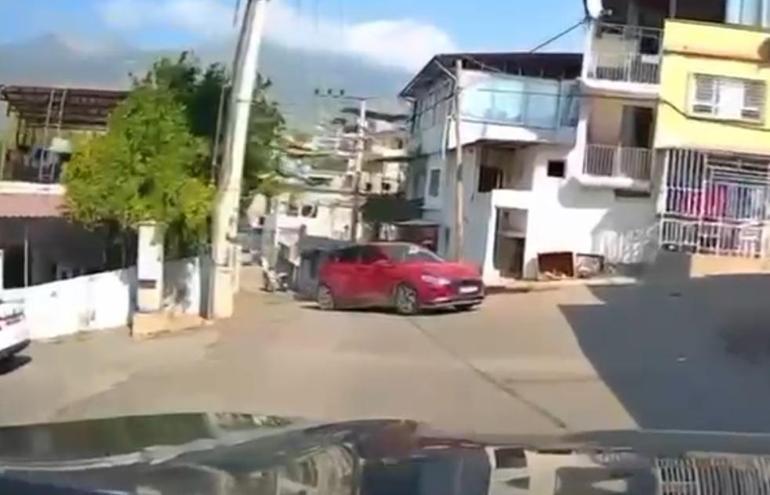 Sürücüsünün yol vermek için geri manevra yaptığı otomobil duvara çarptı; kaza kamerada