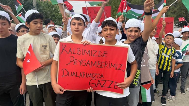 Kur’an kursu öğrencilerinden Gazzeye destek yürüyüşü