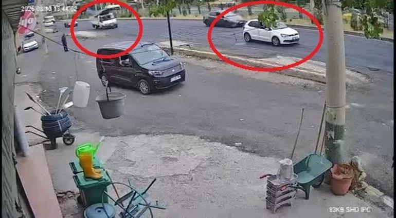 Sürücüsünün ani fren yaptığı kamyonetteki demirler yola saçıldı; o anlar kamerada
