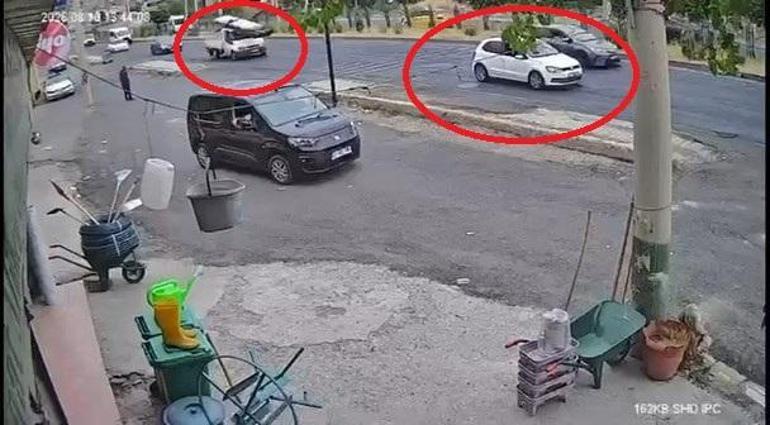 Sürücüsünün ani fren yaptığı kamyonetteki demirler yola saçıldı; o anlar kamerada
