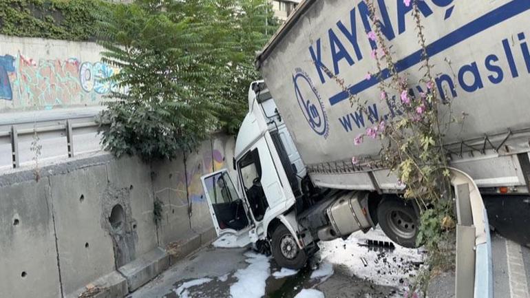 Esenler’de kumaş yüklü TIR, dere yatağına düştü: 1 yaralı