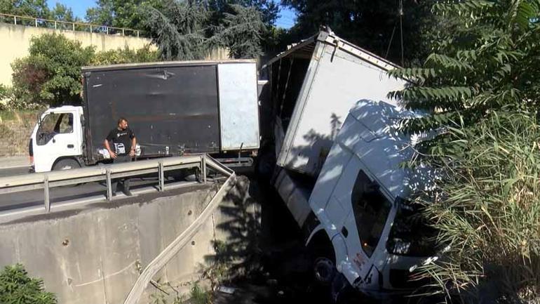 Esenlerde dereye düşen TIR 5 saat sonra kurtarıldı