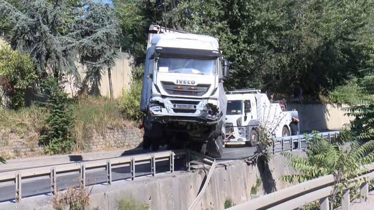 Esenlerde dereye düşen TIR 5 saat sonra kurtarıldı