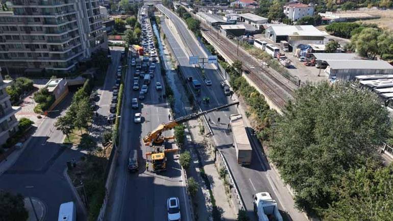 Esenlerde dereye düşen TIR 5 saat sonra kurtarıldı