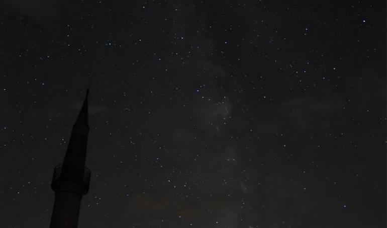 Göl kenarındaki etkinlikle Perseid meteor yağmurunu izlediler