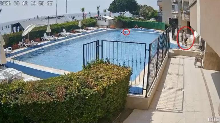 Havuzda boğulma tehlikesi geçiren çocuğu görevli kurtardı; o anlar kamerada