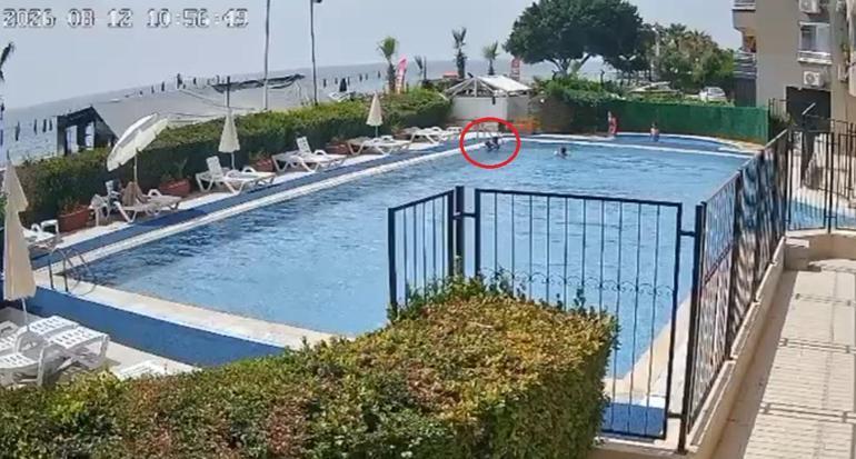 Havuzda boğulma tehlikesi geçiren çocuğu görevli kurtardı; o anlar kamerada