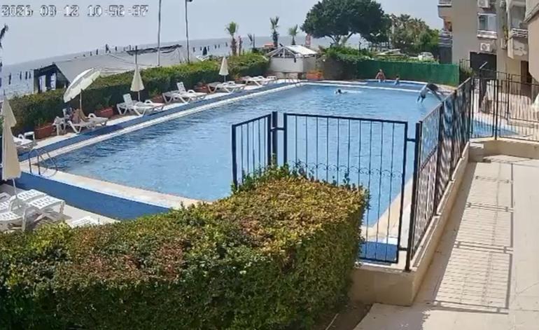 Havuzda boğulma tehlikesi geçiren çocuğu görevli kurtardı; o anlar kamerada