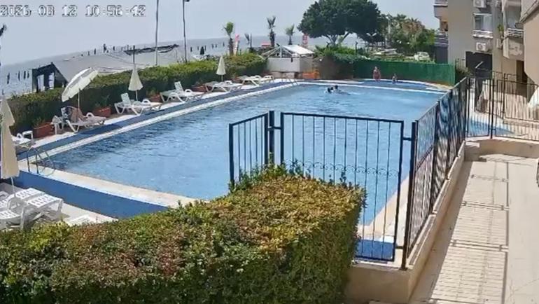 Havuzda boğulma tehlikesi geçiren çocuğu görevli kurtardı; o anlar kamerada