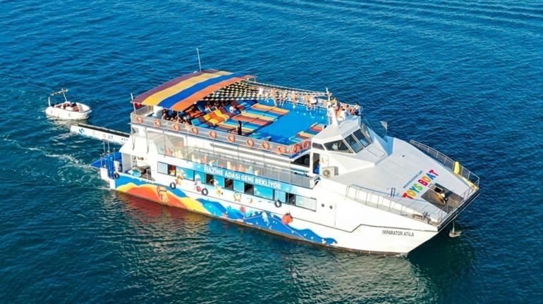 Fethiye’de koydaki tekne yandı, 115 yolcu suya atladı