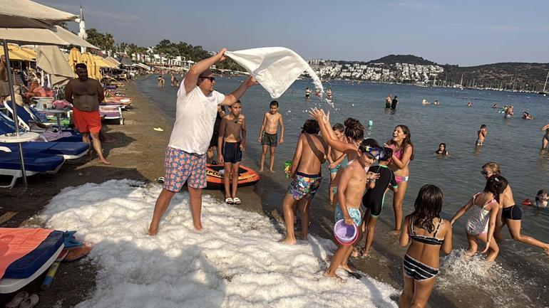 Bodrum’da sahile dökülen 2 ton buzla serinlediler