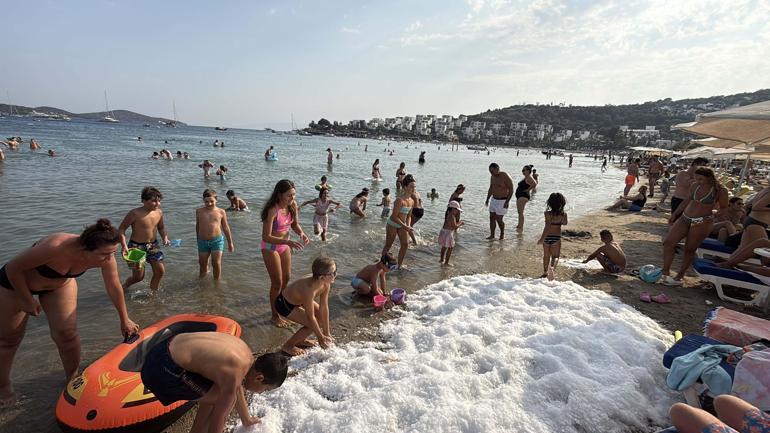 Bodrum’da sahile dökülen 2 ton buzla serinlediler