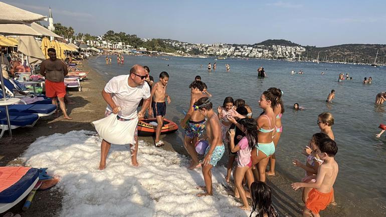 Bodrum’da sahile dökülen 2 ton buzla serinlediler