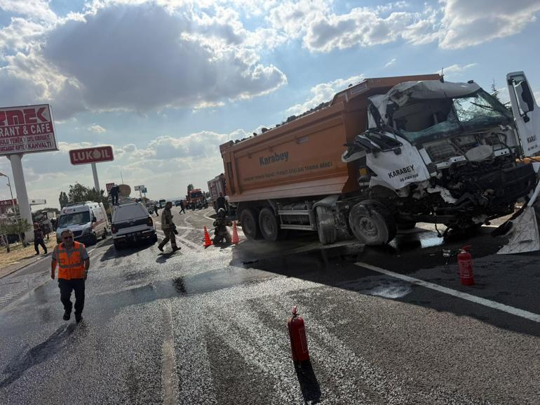 Ankarada midibüs ile kamyon çarpıştı; 1 ölü, 16 yaralı