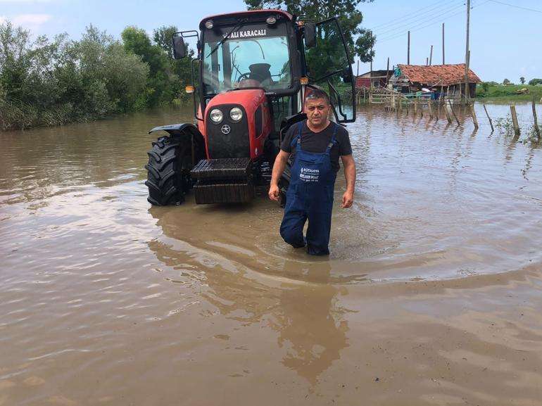 Samsun Çarşamba’da sağanak sırasında ev ve ahırları su bastı