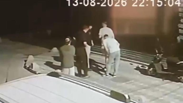 Zeytinburnunda sokak ortasında bıçaklı saldırı kamerada