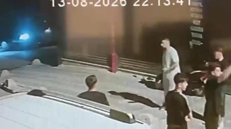 Zeytinburnunda sokak ortasında bıçaklı saldırı kamerada