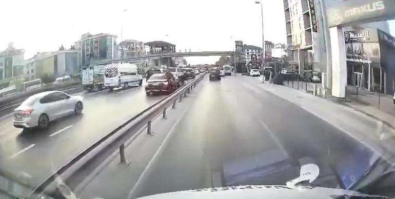 Avcılar D-100de hızla ilerleyen 2 motosikletli çarpıştı; kaza kamerada