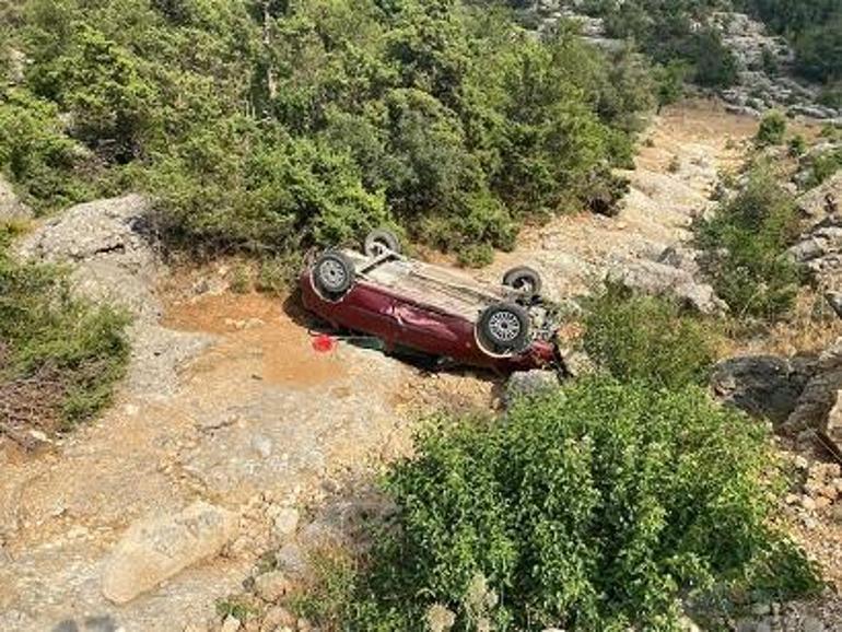 Adanada otomobil şarampole devrildi; 2 yaralı