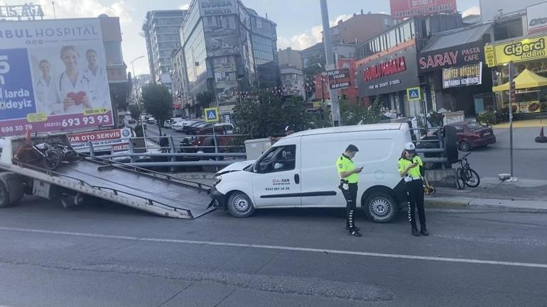 Küçükçekmecede hafif ticari aracın motosiklete çarptığı kaza kamerada: 3 yaralı